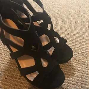 Black wedges